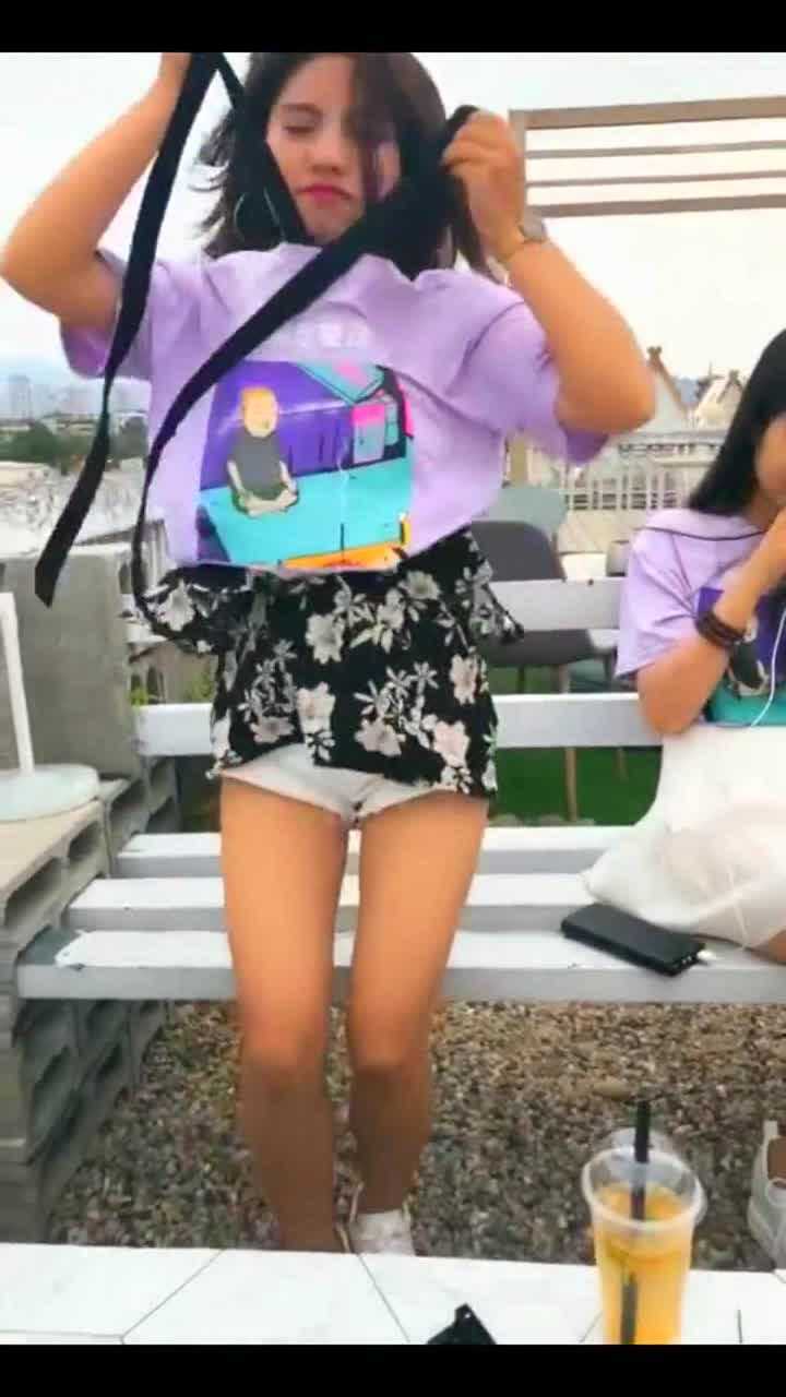 美女居然当众换泳衣