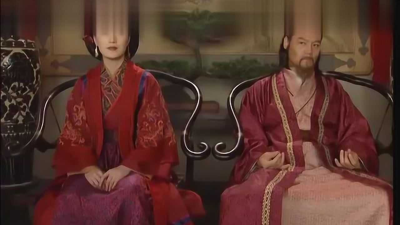林平之与岳灵珊结婚,看到伪君子岳不群的眼神,吓得直冒汗