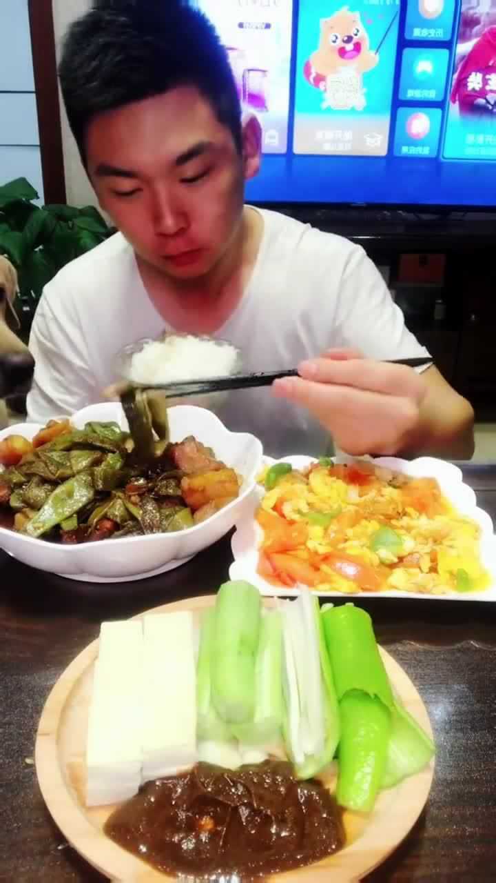 东北人吃豆腐也直接蘸酱的吗?惊呆南方网友,那能好吃吗?