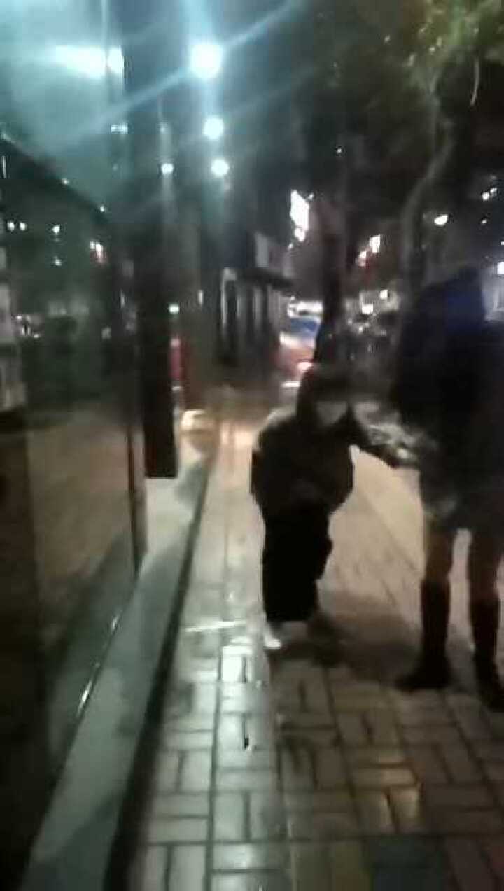 憋尿半小时以上的美女，到处都找不到厕所，急到腿都站不直了！_高清