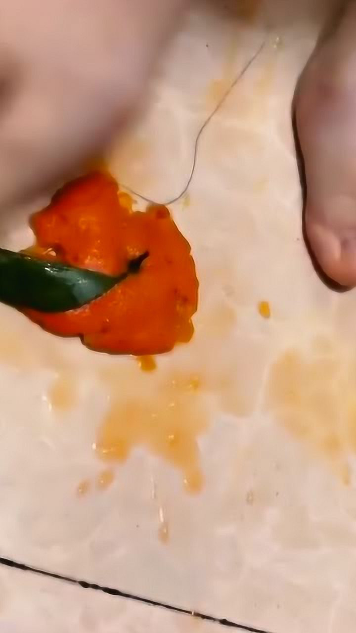 光脚踩橘子,真的很解压_腾讯视频