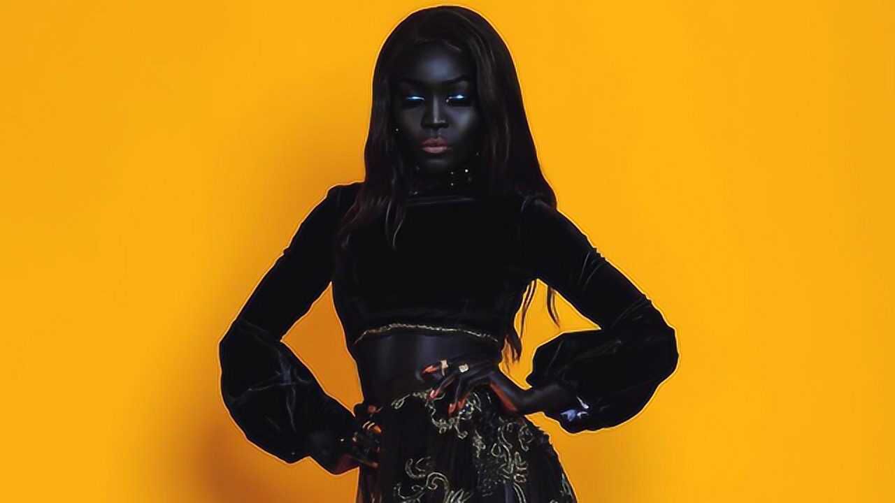 世界上最黑的模特嘴唇牙龈都是黑色却美到让人难以忘怀