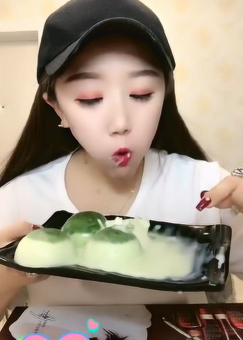 吃冰主播创意绿豆冰沙包,满口醇香馅料饱满,冰爽真美味!