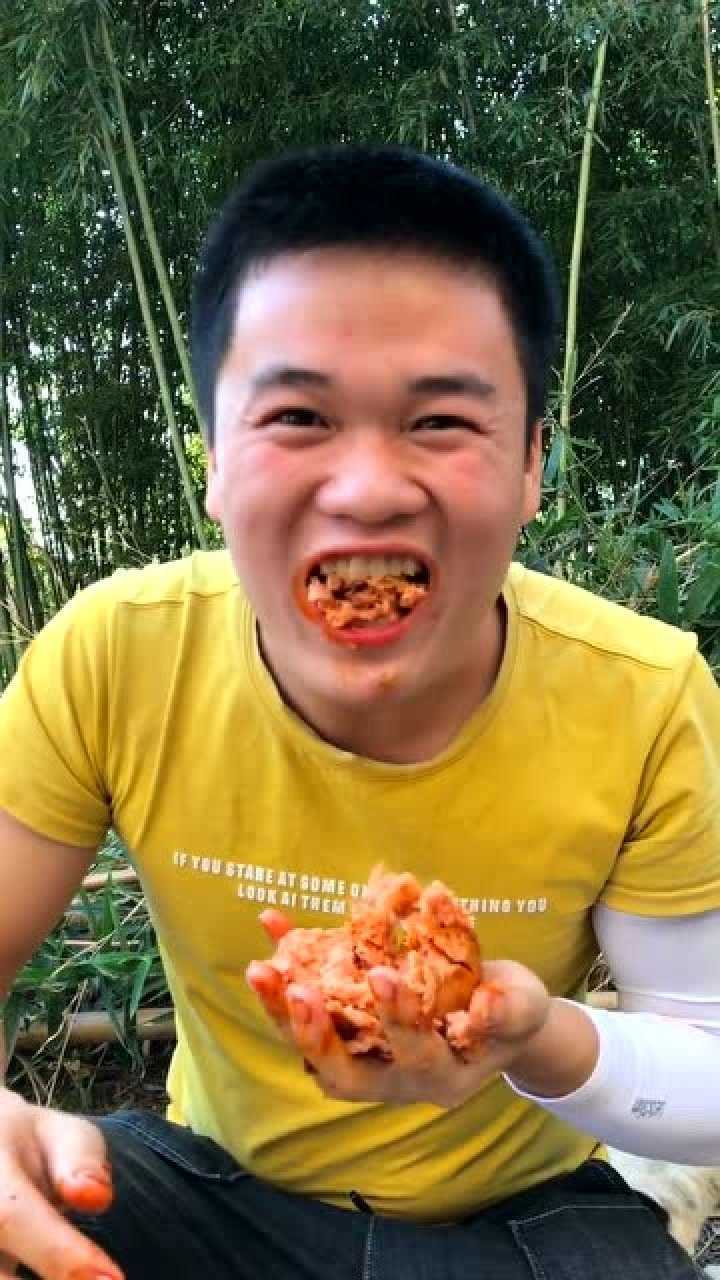 精神小伙烤超大火腿肠开吃