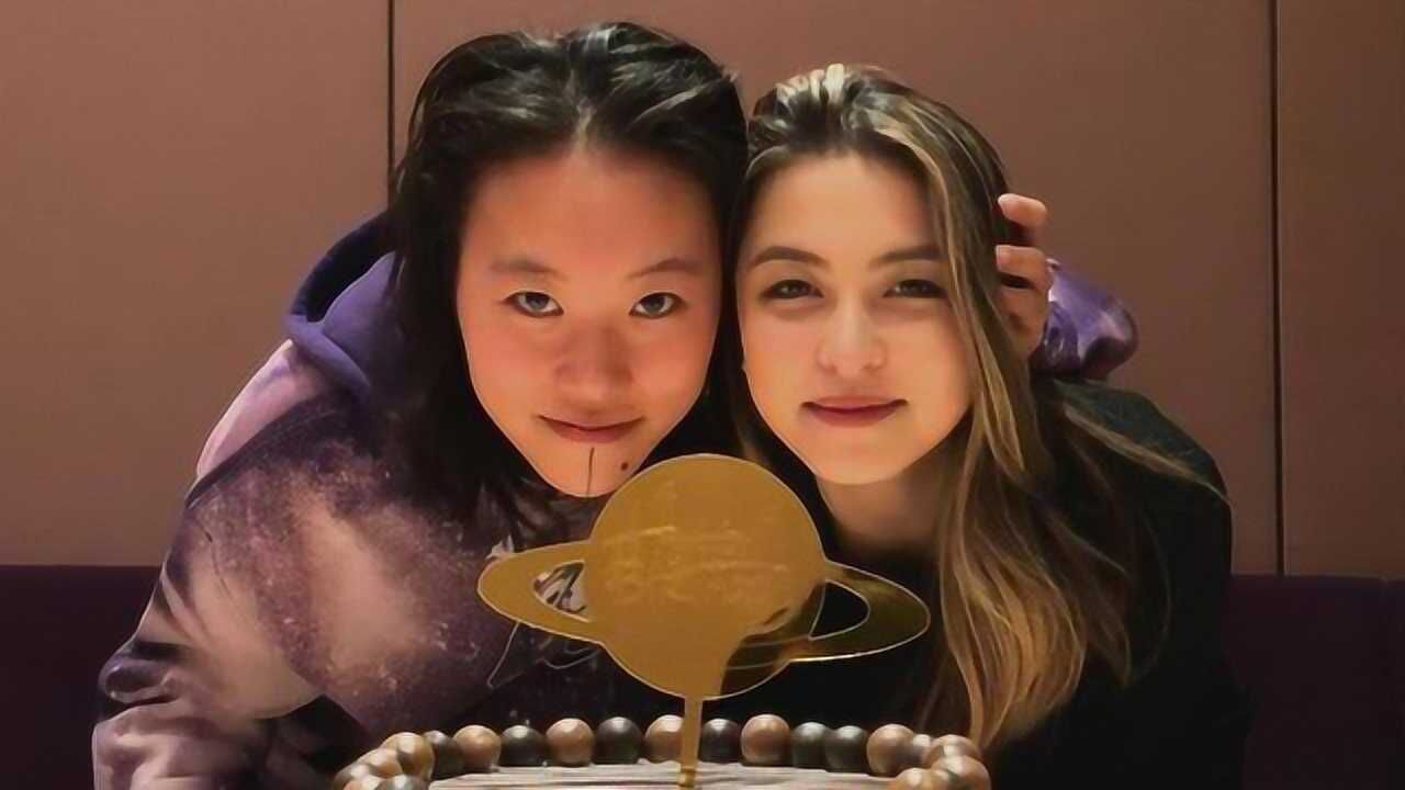 窦靖童长了张美人脸?下巴比闺蜜还尖,穿扎染卫衣洒脱性格遗传妈