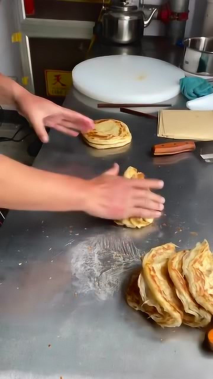 暴躁小哥怼烧饼原来手抓饼是这样做出来的长见识了