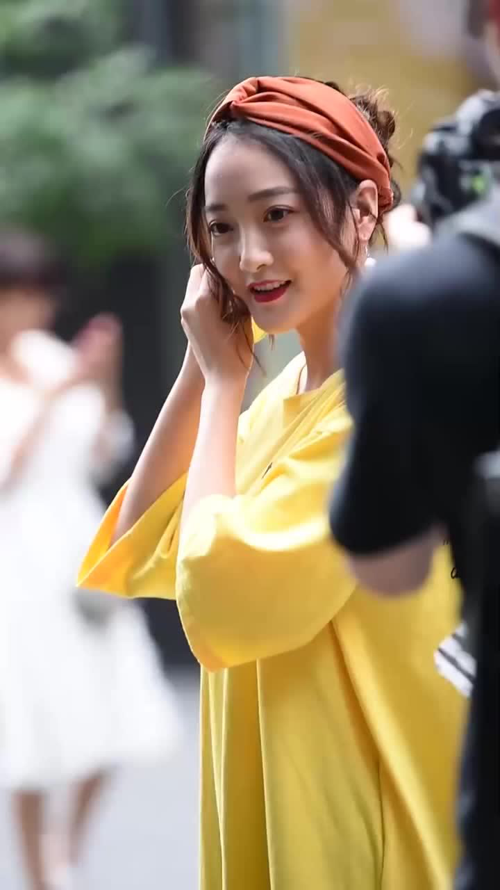 小姐姐真漂亮妆容很精致连衣裙很显瘦哦