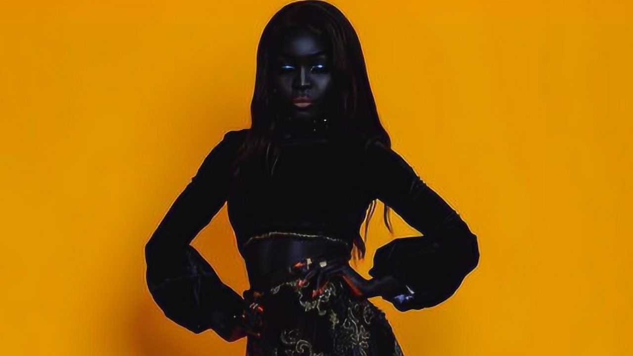 全球最黑的女模特,全身上下"黑不溜秋",却美得让人窒息!