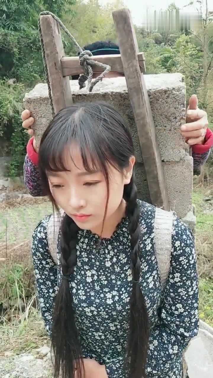 农村朴实女孩背砖头生活