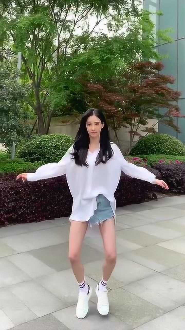 潘南奎小姐姐跳舞搞怪太可爱啦