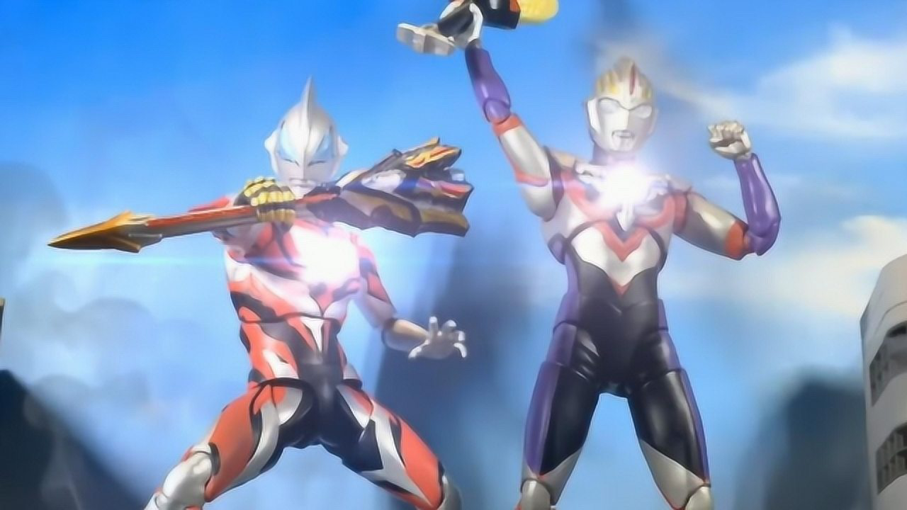 欧布和捷德奥特曼共用一个人间体在受伤后召唤出了武器