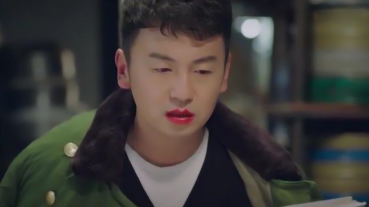 我爱男保姆男子涂口红给小孩讲故事结果被朋友看到真是搞笑