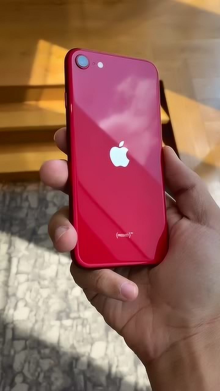 红色iphonese到手大家觉得真机好看吗
