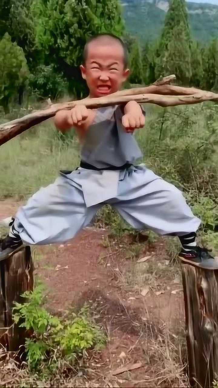 少林寺的小和尚练功累的脸部狰狞也要坚持