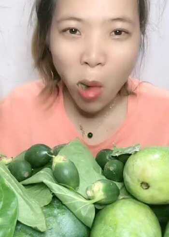 小姐姐直播吃槟榔,牙黑黑的那种,真有这么美味?