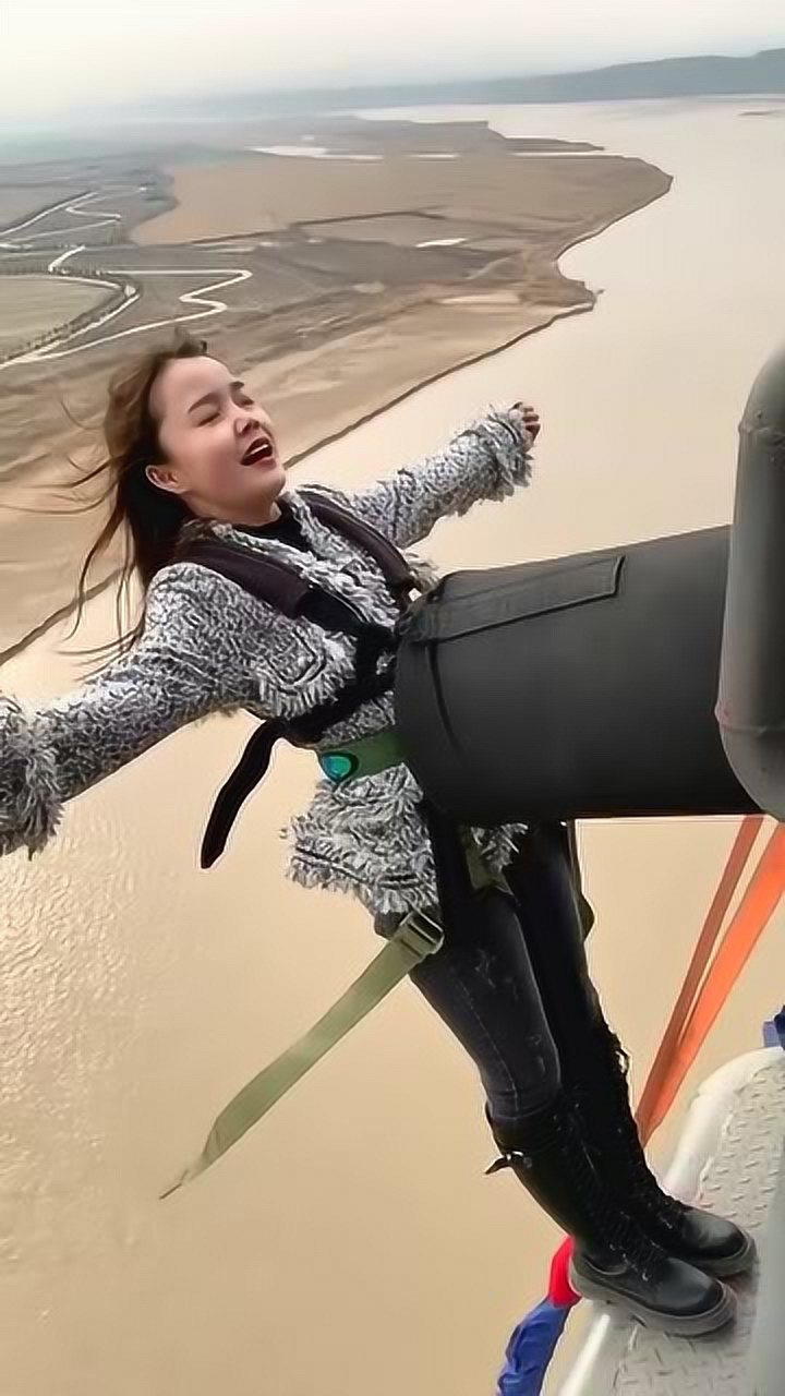 身材性感的美女玩蹦极竟然没有一丝害怕肯定有故事