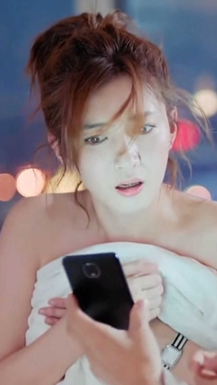 美女睡觉没穿衣服醒来看到旁边还有个男人当场吓得大声喊叫