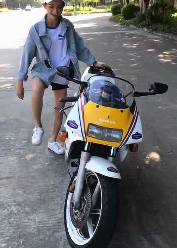 小姐姐用脚发动摩托车那刻,是不是很霸气?