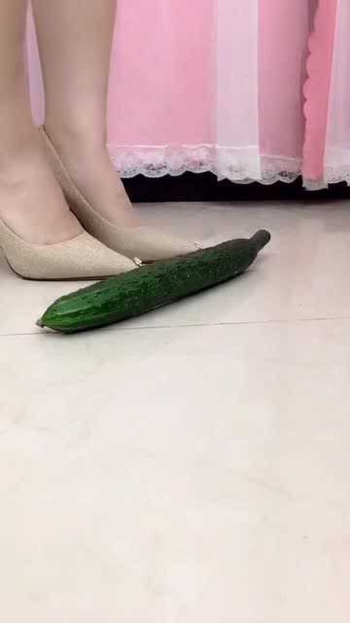 女白领解压方式穿上高跟鞋踩黄瓜这炸裂的声音听得很舒服