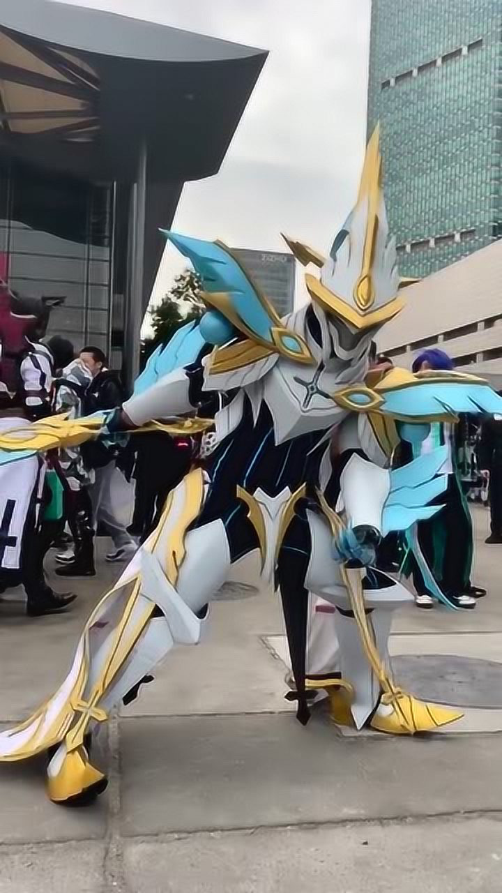 凯曙光守护者皮肤cos后面的紫色头发小哥哥是凯解体后的样子吗