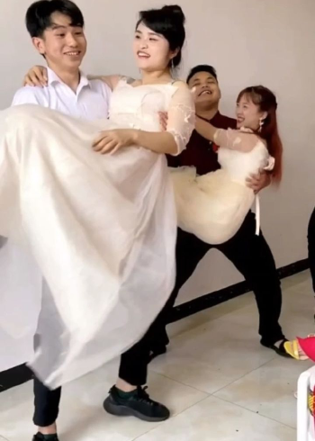 伴郎抱着伴娘做深蹲裤子竟然裂开了