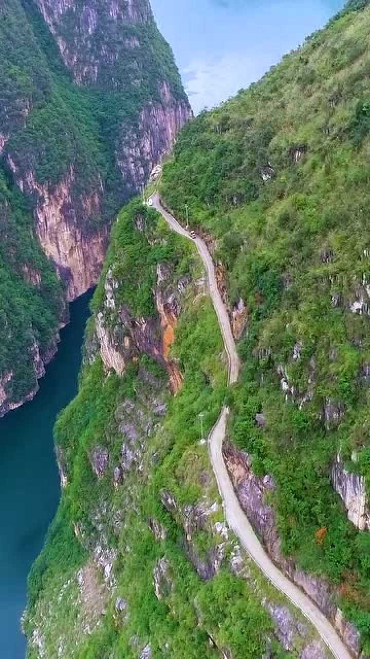 盘江之上的一条悬崖路风景如画但是连老司机都害怕