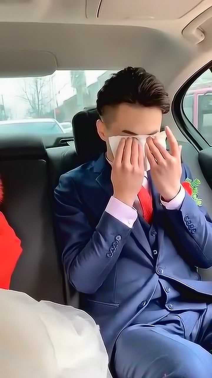 今天结婚新郎怎么哭了