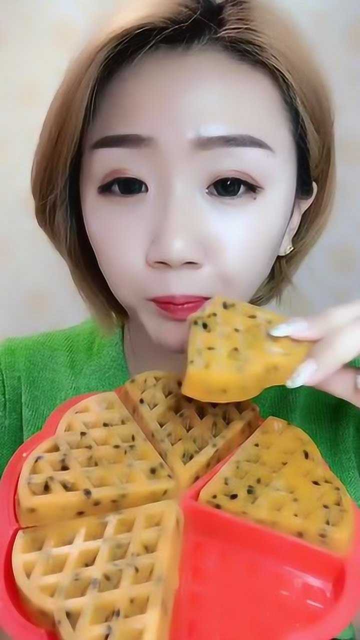 吃冰小姐姐吃百香果籽冰块嘎吱嘎吱的咀嚼声太清脆了听着真过瘾