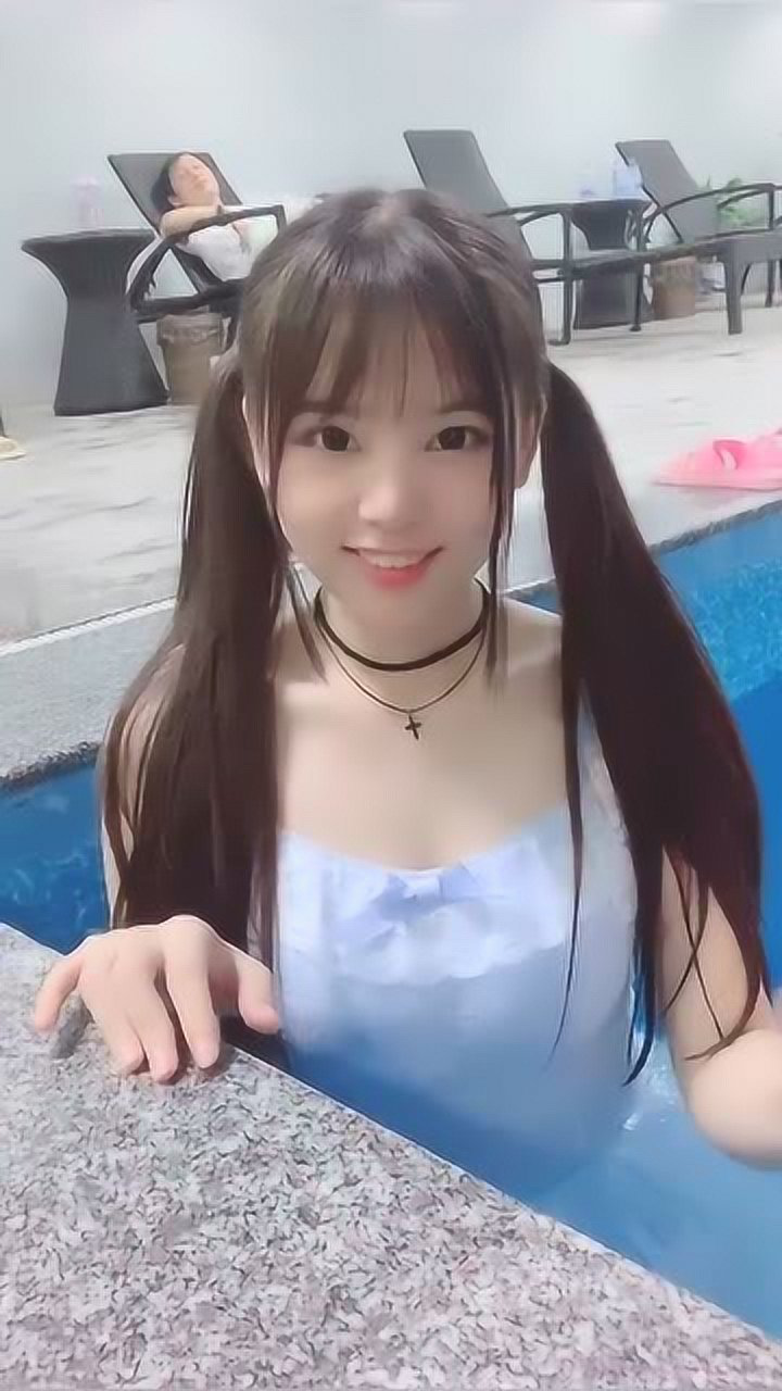 火线妹穿泳衣大秀好身材青春活力不失优雅性感