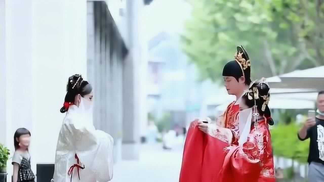 汉服同袍相见后行礼这姿态动作标准整齐真像古代大户人家的公子小姐