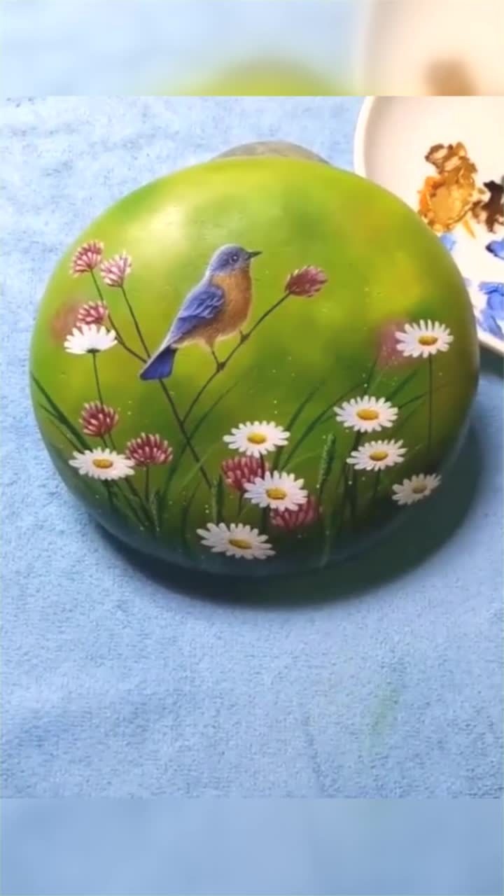 高手在石头上画的一幅风景画,看到最后的样子,简直太漂亮了!