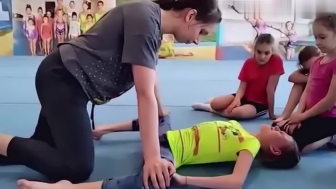 国外体操老师给学生开胯小朋友疼得撕心裂肺真是心疼哭了