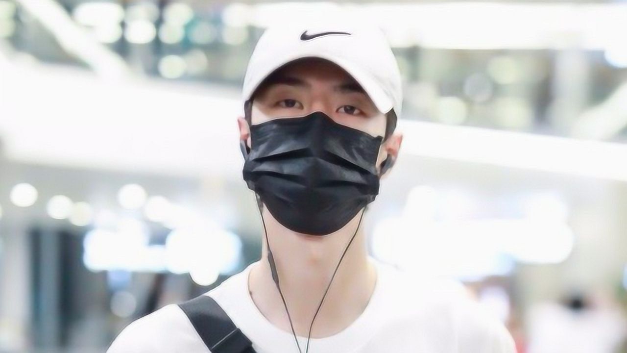 王一博机场帅不过三秒撞门的瞬间笑喷我了耶啵可别把门撞坏了