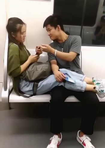 偶遇一对情侣女生把腿放在男生的腿上男生一脸宠溺的样子