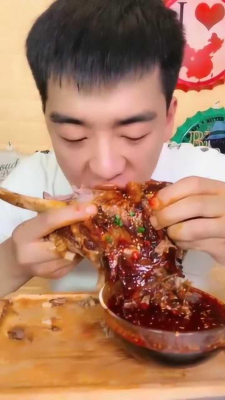 东北大哥开吃播,挑战又麻又辣的牛排,红油油的看起来就很美味
