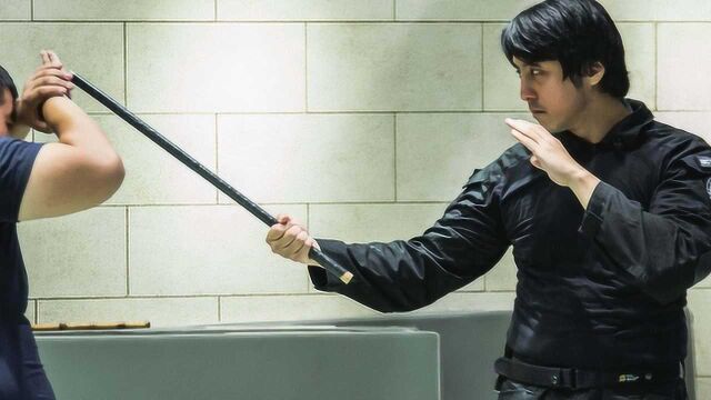 国外短兵器大师手持短棍变化多端 一般人难近身