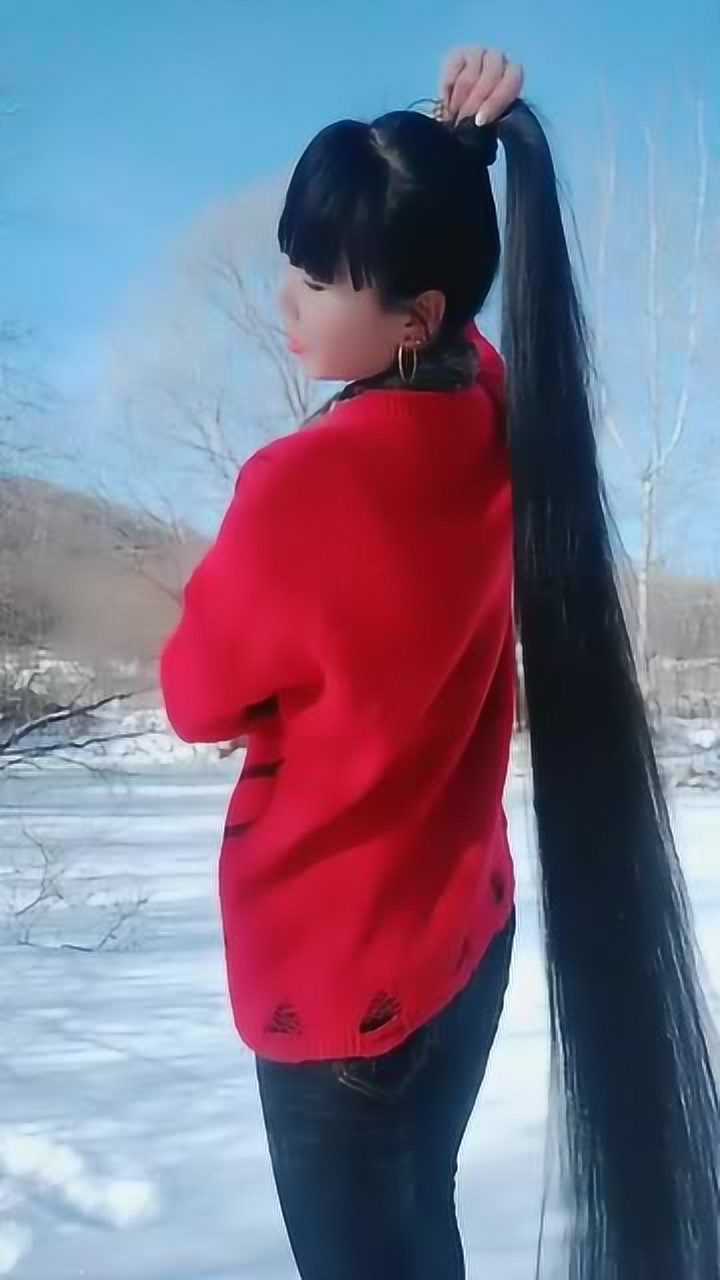长发姐姐背影真漂亮,秀发轻轻甩动着,美极了