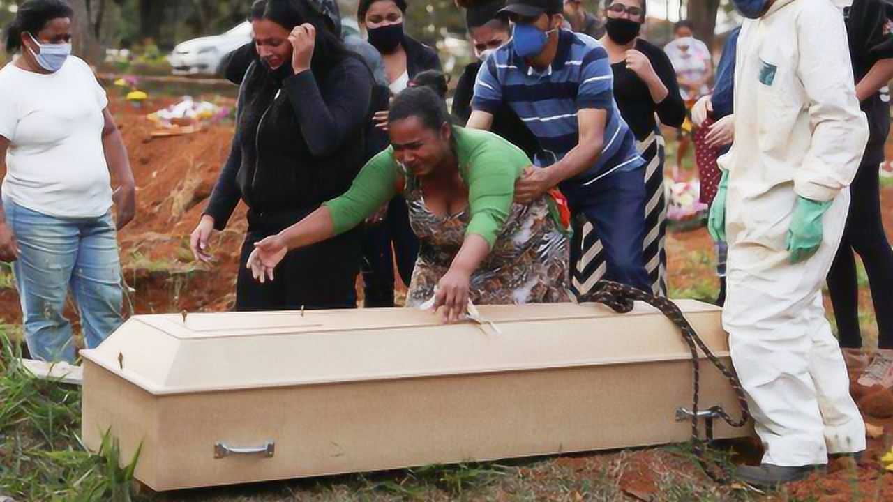 美国死亡人数逼近10万国外疫情这么严重为啥西方人还是不愿戴口罩