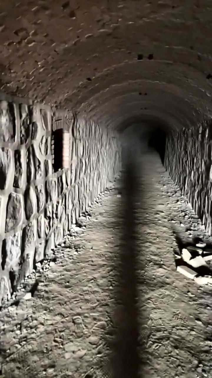 防空洞内部结构里面空空如也已经被人破坏掉了