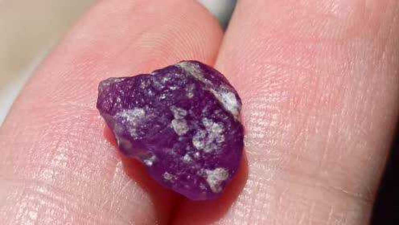 大自然鬼斧神工#一种会变色的宝石稀有的紫方钠石