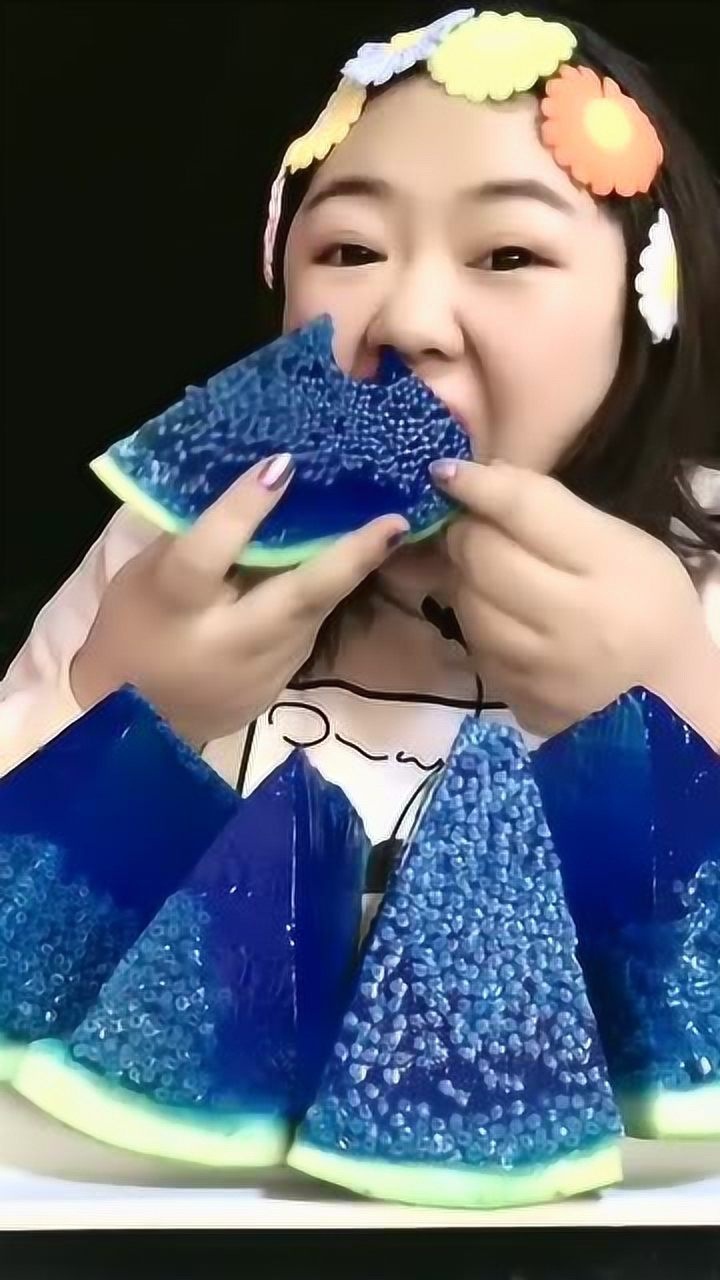 你见过蓝色的果冻西瓜吗?西瓜皮都能吃,小姐姐真会吃