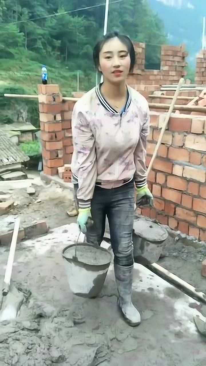 美女自己建房子,辛苦抬水泥_腾讯视频