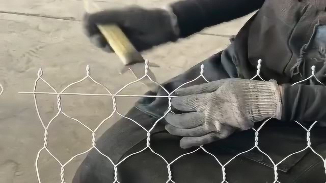 高手在民间大叔手工编织铁丝网这手艺真是一绝