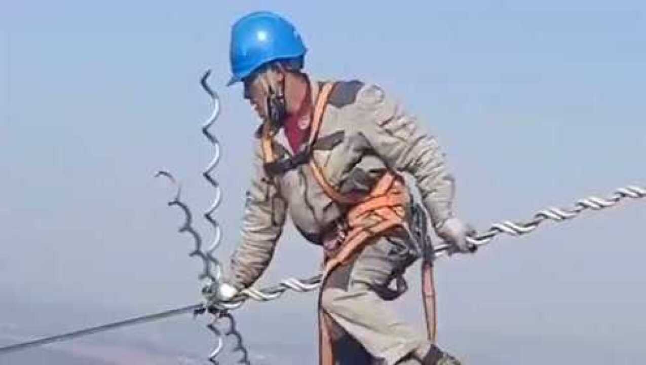 高空作业预绞丝护线条安装,让人看得都提心吊胆,向高空工作的电工致敬!_高清1080P在线观看平台_腾讯视频