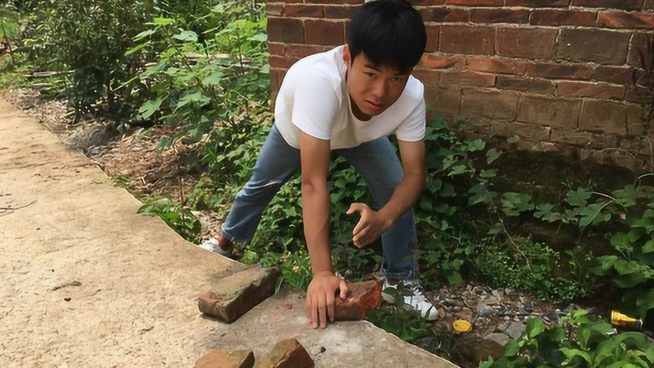 单手劈砖其实很容易,小文现场讲解技巧,轻松一劈砖就裂开了