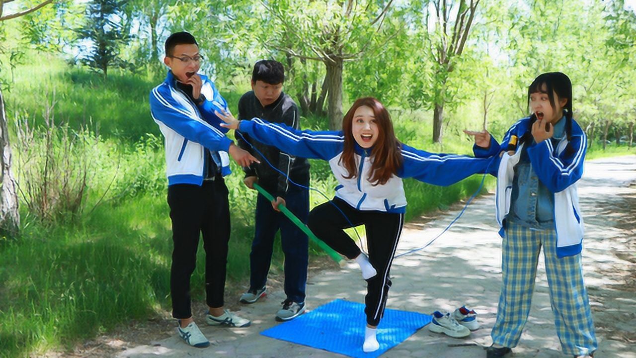 师生玩指压板跳绳没想学霸怕疼偷偷藏在了草丛里