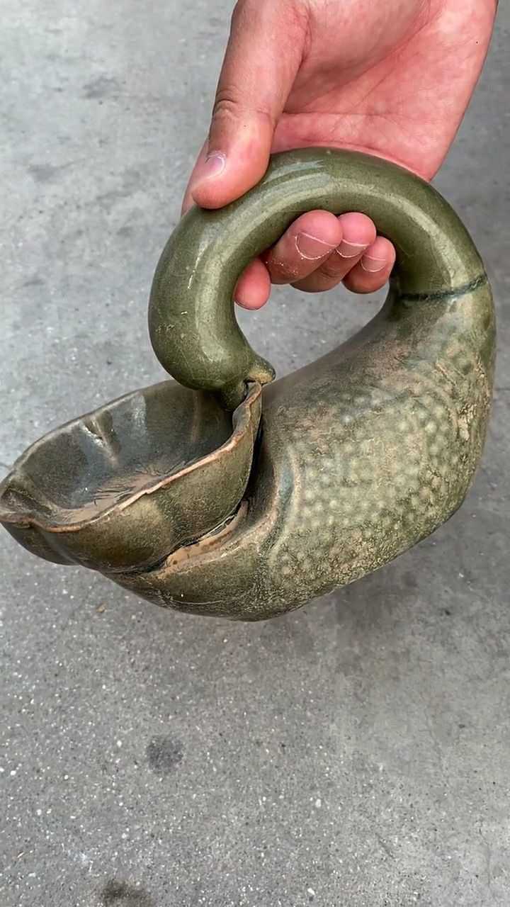 看到了一个非常有意思的东西一个古代用的尿壶非常古老