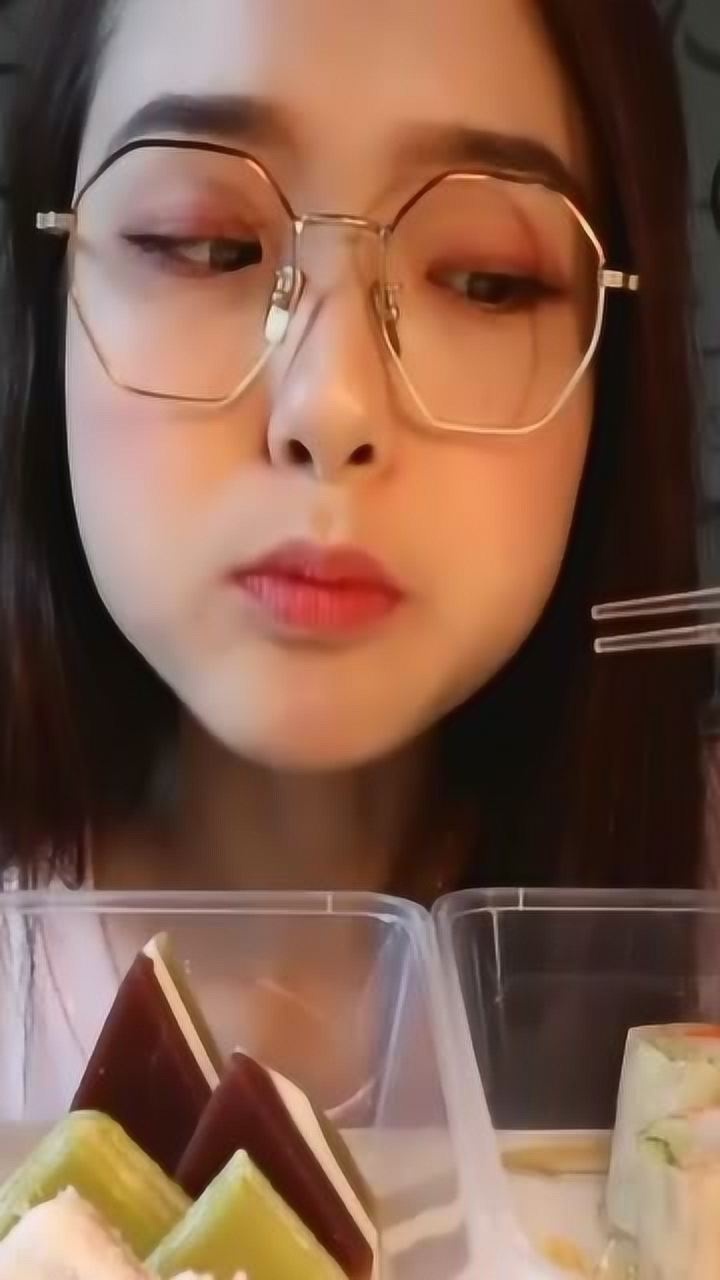 吃播哎呦阿尤吃越南鹅肝扎肉,吃得好香,看馋了