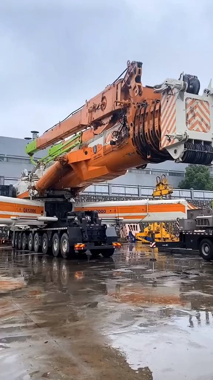 全世界最大的汽车吊中联2000吨