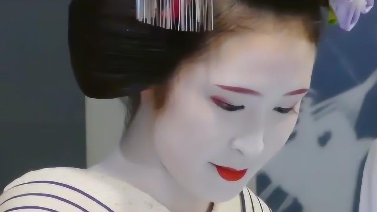 日本的歌姬妆容好吓人,晚上看跟个鬼似的,很适合演鬼片去!